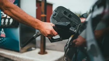Benzina și motorina s-au scumpit! Cât costă litrul marți, la pompă