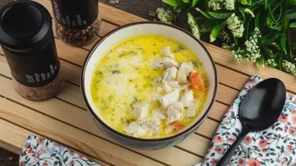 Rețetă ciorbă de pui a la grec. Ce folosesc gospodinele din Ardeal pentru a-i da un gust unic