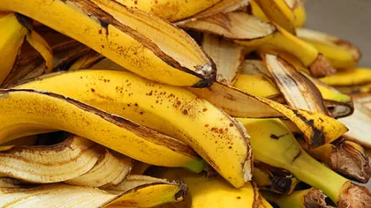 Motivul pentru care trebuie să pui coji de banană peste carne înainte de a o băga în cuptor. Trucul dezvăluit de un bucătar