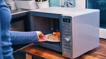 Dispare cuptorul cu microunde. Motivul pentru care aparatul electrocasnic preferat de români ar putea fi înlocuit