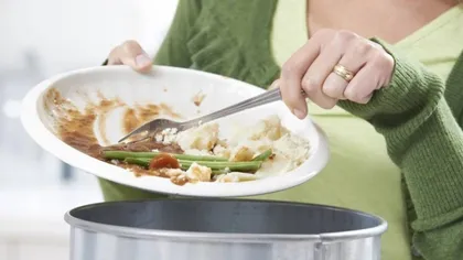 Românii aruncă mâncare de 800 de lei, lunar, la gunoi. Cum pot reduce risipa alimentară și economisi mai mulți bani