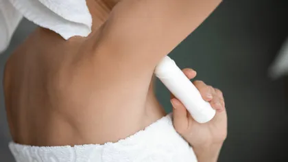 Cum se folosește corect deodorantul. Multă lume face aceste greșeli, care accelerează transpirația