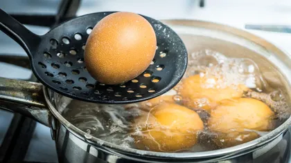 Ingredientul care se pune în apă, pentru ca ouăle să nu mai crape. Trucul a fost dezvăluit de gospodinele experimentate