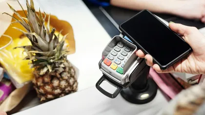 ATENȚIE! Escrocii au brevetat o nouă metodă de fraudă. Cum te lasă fără banii de pe card în supermarket