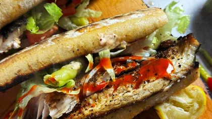 Cum se prepară „Balik ekmek”, celebrul sandviș stradal din Turcia