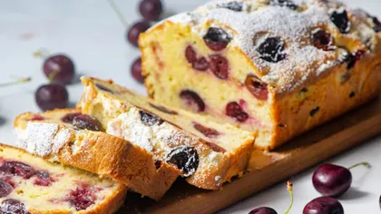 Rețetă de chec grecesc cu cireșe. Cea mai delicioasă prăjitură a verii se prepară foarte ușor. Te lingi pe degete la cât este de gustoasă