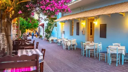 Cât au plătit patru români pe o masă în Creta. Au rămas fără cuvinte când au primit nota de plată: „Acesta este bugetul pentru consumațiile la taverne”