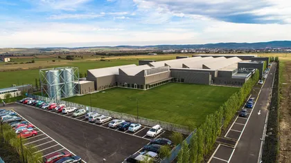 Două fabrici din inima României fac bani pe bandă rulantă. Produc luxul pentru Prada și Louis Vuitton