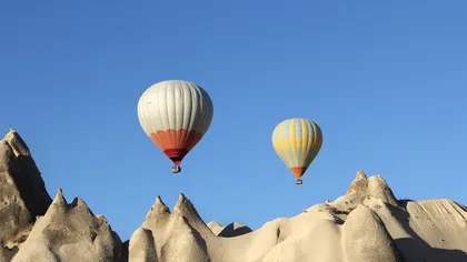 Două baloane cu aer cald s-au prăbușit în Turcia. Erau pline de turiști