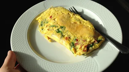 Ce să pui în omletă ca să iasă pufoasă și gustoasă. Ingredientul banal pe care bucătarii îl adaugă în tigaie