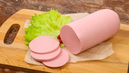 Rețetă de parizer de casă cu ingrediente naturale, fără chimicale. Cum să-ți faci poftele fără să-ți pui sănătatea în pericol