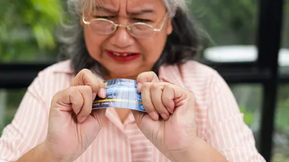 Avertisment pentru pensionarii din România! Semnătura care te poate face dator la bancă
