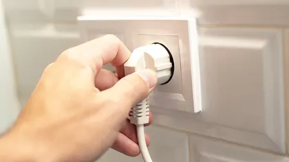 Care sunt cele patru aparate care consumă energie și când dormi. Specialiștii recomandă ca aceste electrocasnice să fie scoase din priză când dormim