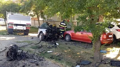 Un tânăr de 22 de ani a murit pe loc după ce a intrat cu mare viteză într-un camion. Mașina s-a rupt în două