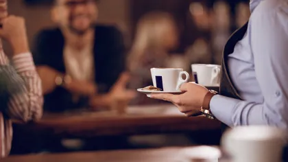 Vrei să lucrezi? Mai întâi munceşti gratis! Anunţul revoltător al unei cafenele face valuri pe internet