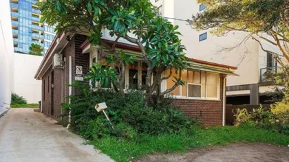 A refuzat să-și vândă casa până când aceasta a fost înconjurată de blocuri. Suma astronomică încasată în final