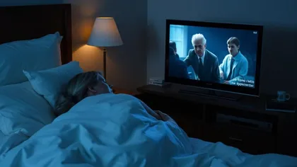 De ce nu trebuie să dormi cu televizorul deschis. Consecințe grave, renunță până nu e prea târziu!