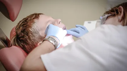 Stomatolog acuzat că i-a scăpat o freză pe gât unui copil de cinci ani. Familia cere daune de 15.000 de euro