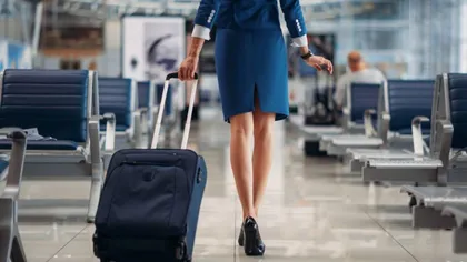 Cât câștigă o stewardesă în România. Ce salarii oferă TAROM, Wizz Air, Ryanair sau HiSky