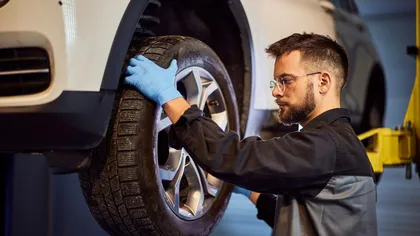 Cauciucuri de iarnă 2025. Românii cumpără masiv anvelope de iarnă pentru a evita scumpirile. Iarna se întoarce de miercuri, 15 octombrie