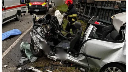 Tragedie la Cluj. Doi tineri de 25 de ani, morţi după coliziunea dintr-o maşină şi un camion plin cu cherestea