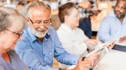 Motivul pentru care angajații de peste 55 de ani câștigă mai puțini bani decât cei tineri. Ce spun specialiștii