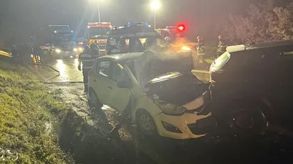Carambol cu patru mașini în județul Suceava, unul dintre autoturisme a luat foc. Trei oameni au ajuns la spital