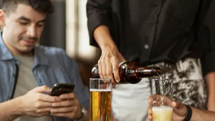 Un medic s-a lăsat de meserie și s-a angajat ca ospătar în Germania. N-ai să crezi câți bani face pe lună!