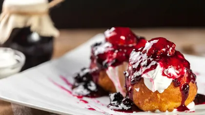 Ingredientul secret care face papanașii pufoși și umezi la interior. O bunătate care ți se topește în gură