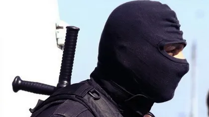 Poliţist cercetat penal după ce a spart geamul unei locuinţe. Era rupt de beat şi credea că participă la o descindere!