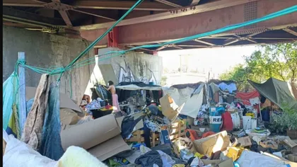 Viața tragică a unui român din Italia: De doi ani trăiește sub un pod din Florența, înconjurat de cabluri electrice și cutii de carton