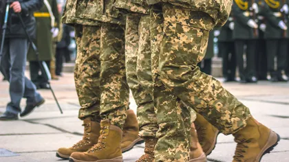 Serviciu militar obligatoriu pentru bărbaţi şi femei? Referendum în neutra Elveţie