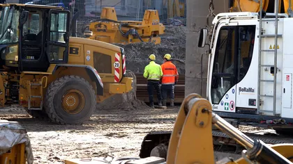 Cu cât este plătit un asiatic în România care are același job ca un român. Cât câștigă un electrician nepalez VS un electrician român