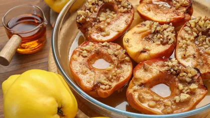 Rețetă de gutui coapte cu nuci și miere. Desertul de iarnă care ți se topește în gură