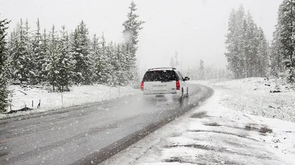 Cum îți pregătești mașina pentru iarnă. Ce echipamente sunt necesare și ce amenzi riști dacă nu le ai