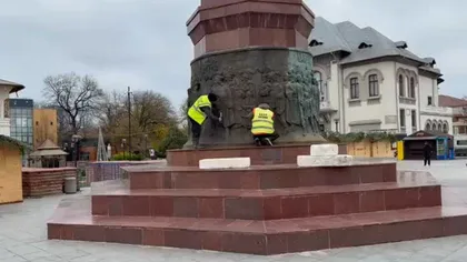 Monument curățat într-un mod brutal, la Focșani. Muncitorii s-au apucat să-l frece cu peria de sârmă: „Au încercat să arate bine de sărbători”