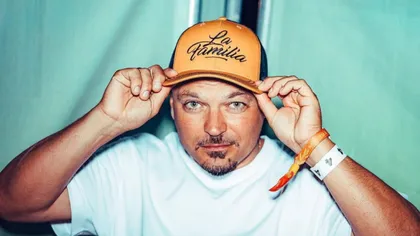 Puya, apariţie surprinzătoare în postura de naş. Cum s-a îmbrăcat celebrul artist la cununie FOTO