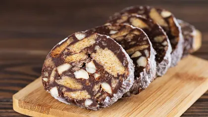 Salam de biscuiți, rețetă de post fără coacere. Se face foarte ușor și ai nevoie doar de câteva ingrediente