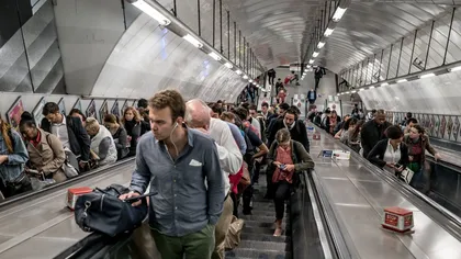 O femeie a mers greșit pe scara rulantă și a plătit scump: A scos din buzunar peste 1.000 de euro