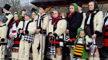 Tradiții și obiceiuri în Ajunul Crăciunului, ziua în care satele prind glas. De la Moș Ajun și pițărăi, la stele, colinde și urări de belșug