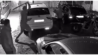 Momente de groază de Crăciun. Un bărbat a intrat cu toporul în casă, l-a atacat pe proprietar și a distrus două mașini. Totul a fost surprins de camerele video