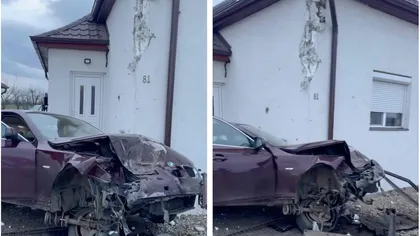 Un şofer beat a „zburat” cu un BMW în casa unui celebru influencer din România. „Rupt de beat, l-a luat Poliţia!” VIDEO