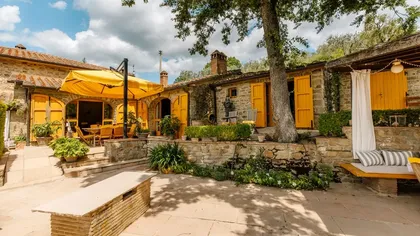 Vilă de vis în Toscana, de vânzare la preţul unei garsoniere din Cluj-Napoca. Domeniu de 4 hectare, piscină, livadă de măslini şi o vie
