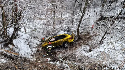 Accident grav în judeţul Argeş. Un Porsche Cayenne colantat în aur, de aproximativ 100.000 de euro, a căzut într-o râpă. Trei persoane au fost rănite