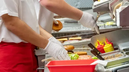 Ce salariu câștigă un angajat la McDonald’s, KFC sau Burger King în 2026. Turele de noapte sunt bine plătite în industria fast-food