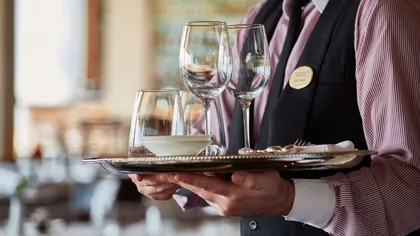 Grecia scoate la concurs mii de locuri de muncă pentru sezonul estival. Românii interesaţi se pot angaja inclusiv în hoteluri de 5 stele. Care sunt condiţiile şi cât se poate câştiga