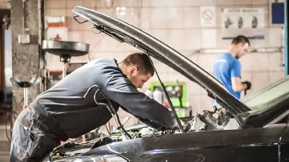 Mecanicii auto, mai căutați ca niciodată. Posturi plătite cu până la 160.000 de dolari rămân neocupate, iar Ford caută mii de oameni