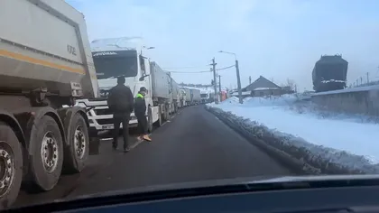 Autoritățile au fost luate prin surprindere de zăpadă. Ninsorile abundente i-au lăsat pe drumari fără sare, iar cozile la saline sunt interminabile