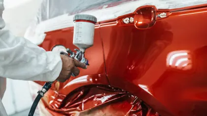 Vrei o mașină ca nouă? Iată cât costă și care sunt factorii care influențează prețul final dacă o vopsești profesional
