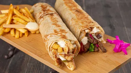 Rețetă: Șaorma crocantă de pui ca la restaurant, gata acasă cu doar 2 frigărui și o ceapă